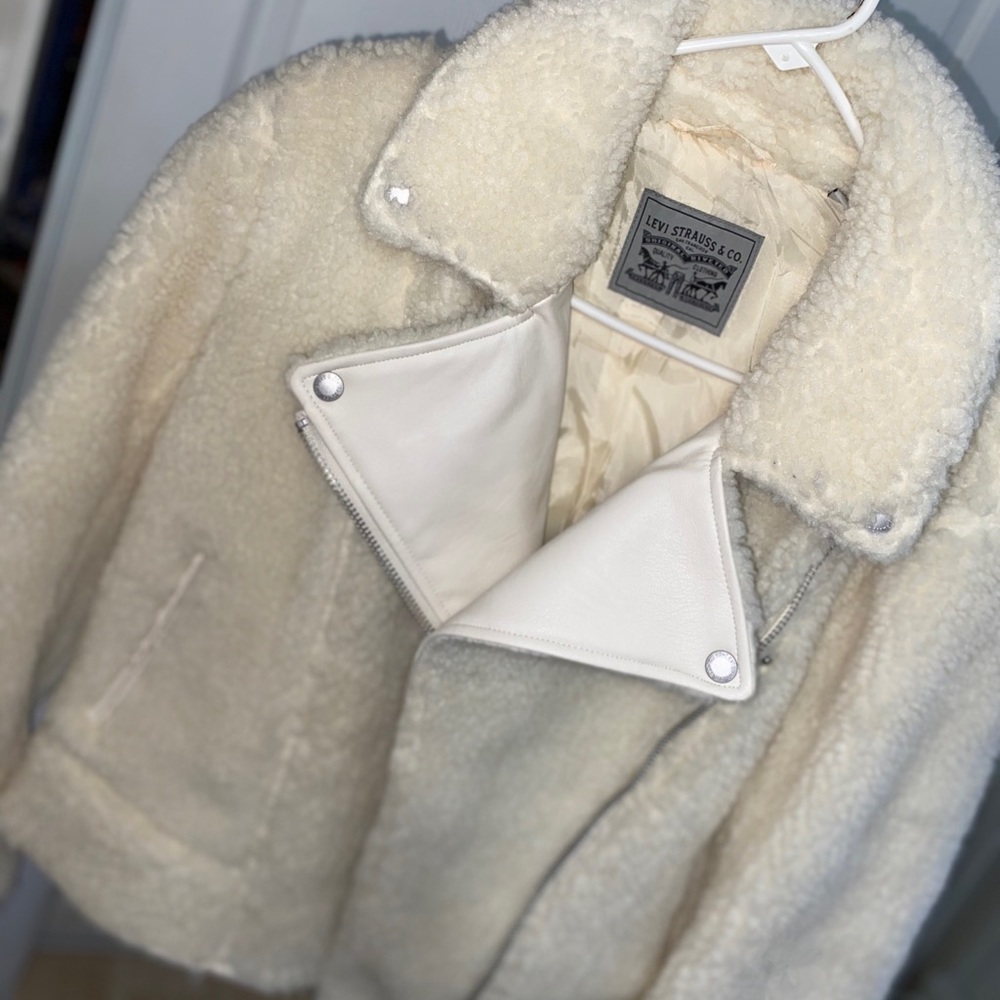 Perfect winter jacket!!!! Fashionable and cute!